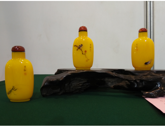 鸡油黄镌刻鼻烟壶